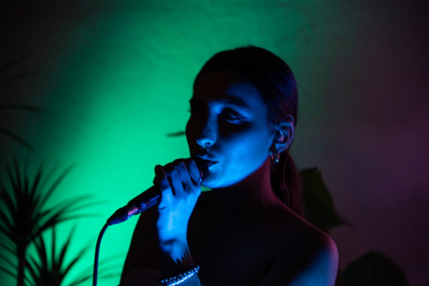 el viernes pasado hicimos un evento precioso para darle la bienvenida a Fuego Tan Frío e inaugurar el videoclip en vivo y en directo 💙
gracias a todos los que fueron y a todos quienes hicieron este evento posible <3 gracias también a todos quienes escuchan la canción y me hacen llegar sus lindos comentarios 🥹🤍🤍🤍

a las marcas presentes también:
@hifichile 
@estrellagalicia.cl 
@gindoublet 
@barflama 
@redbullcl 

💙

registro x @martin.crt @simon_yandrak ⭐️