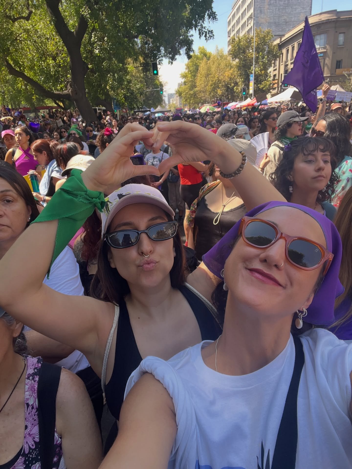 “si me matan” de Silvana Estrada es por lejos una de mis canciones feministas favoritas. apenas puedo escucharla sin llorar. es difícil describir en una canción toda la amplitud de lo que significa ser mujer, y esta canción habla igualmente de lo horrible como de lo bello, de lo devastador como de la esperanza.

acá estábamos ensayándola con la @tamarapaz.canales para tocarla el año pasado, y este año canté en un coro hermoso de puras mujeres talentosas con sus proyectos, invitadas por mi querida @o1ivia_garcia 🤍 y también marché acompañada de mi familia y mi amiga

amo este día.